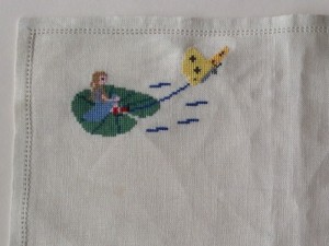 Dkkeserviet med broderi Tommeliden
