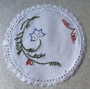 Broderi Lysedug med blondekant