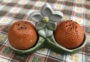 Salt og peberst porceln apelsiner i skl