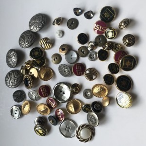 Blandet lot med metal knapper