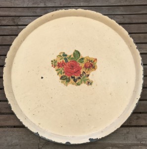 Gammel metalbakke med overfringsblomster