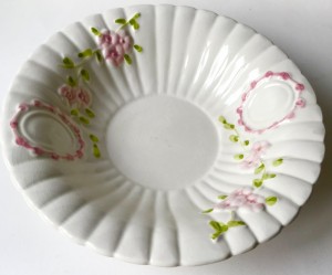 Fajance fad med blomster