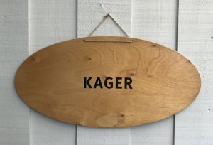Stort ovalt trskilt med teksten KAGER
