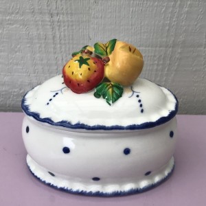 Lgskl med prikker og frugt p toppen