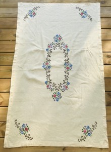 Broderet lysegul dug 68x138 cm