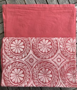 Bomuldsdug med bloktryk 140x142 cm