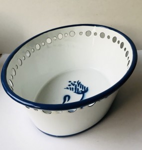 Oval Ikea emaljeskl med hulkant og bl blomst