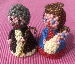 Perlefigurer Josef og Maria med Jesusbarnet
