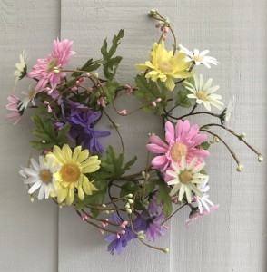 Krans af kunstige blomster