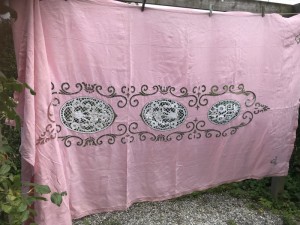 Romantisk lyserd hrdug med blondebroderi 169x340 cm