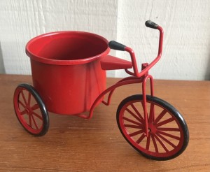 Lille rd pynte metalcykel med lad