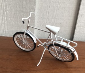 Lille hvid pyntecykel