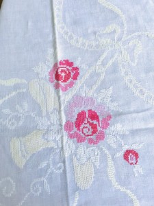 Hrdug med blomsterbroderi 150x164 cm