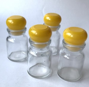 Sm glas krydderikrukker m. gule lg