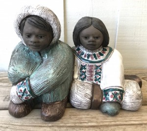 Keramikfigur Mrk. Elbogen Innuit par