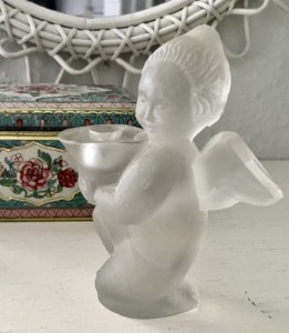 Lysestage af glas engel