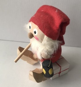 Svensk nisse  med lygte og pakke